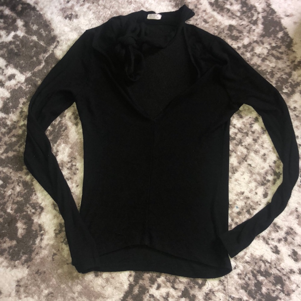 Long sleeve v neck with tie arounf the neck